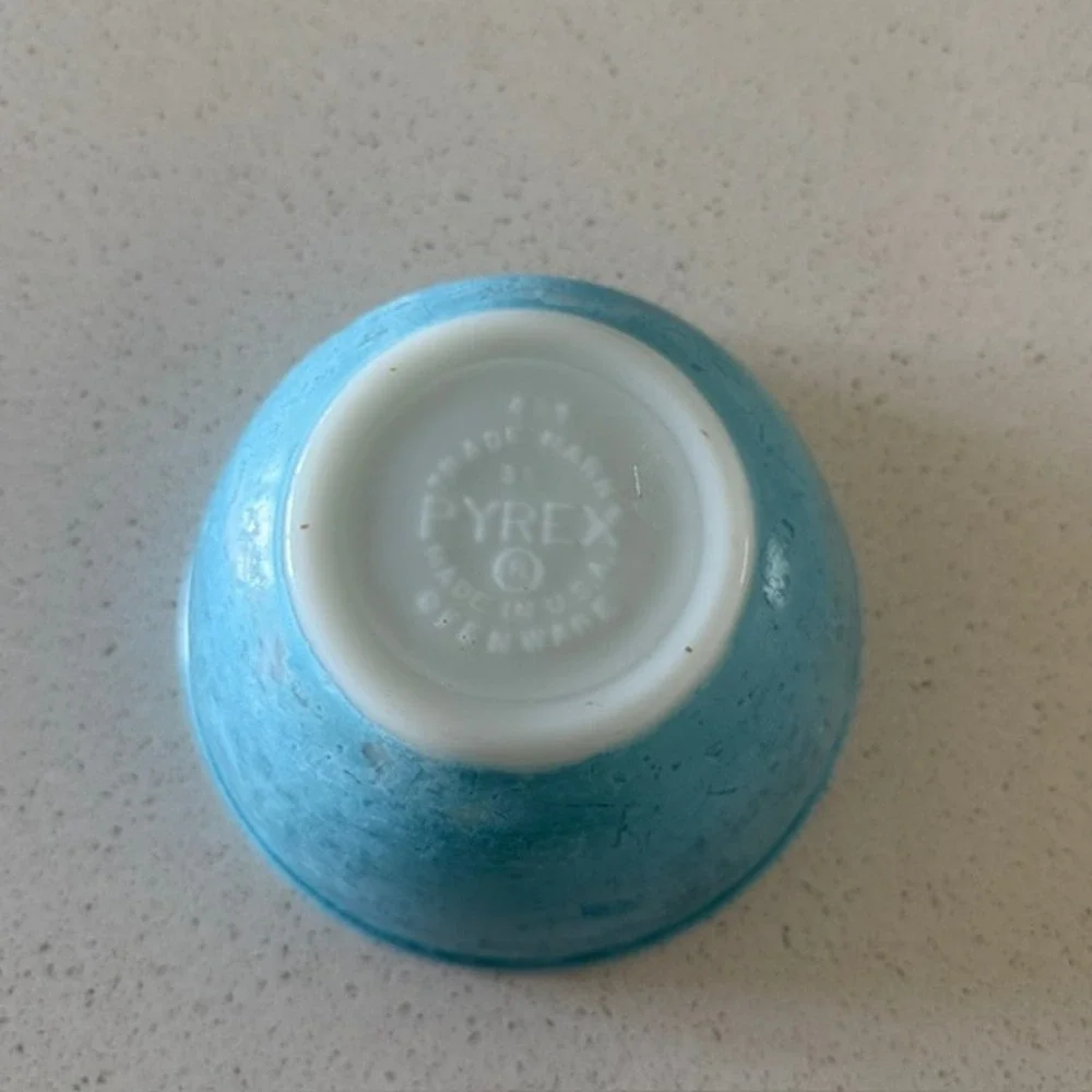 Vintage Pyrex Mixing storage Bowl 401 1.5 Pt Turquoise Blue Textured Milk Glass